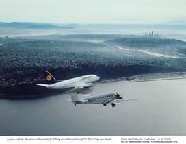 Junkers Ju52 D-AQUI der Deutschen Lufthansa Berlin-Stiftung und Lufthansa Boeing 737-500 D-ABIH mit dem Taufnamen Bruchsal im Flug über Seattle, 1991 D 10-13-238 @Photographer: Gerd Rebenich